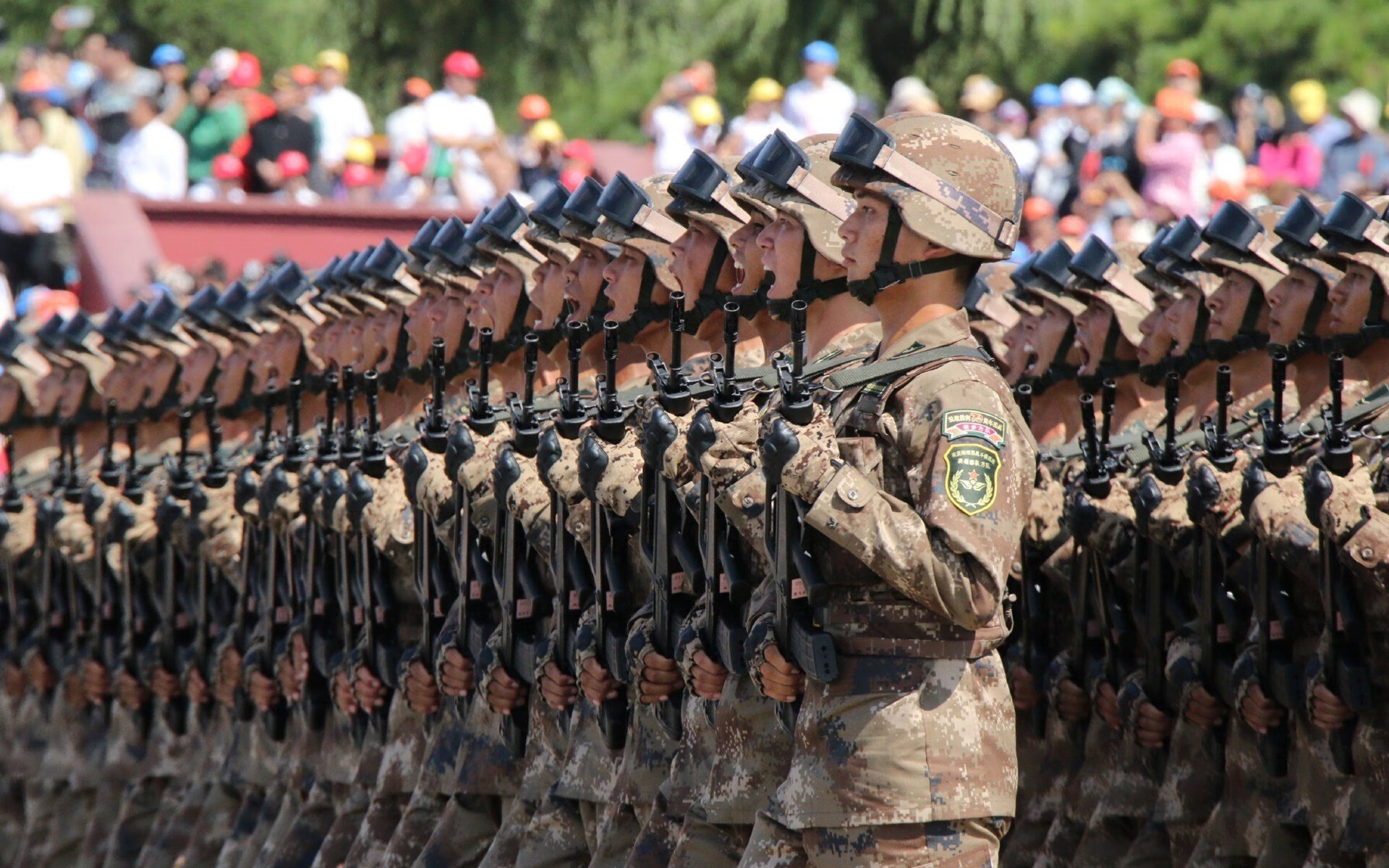 球迷狂欢夜:球场变成了欢乐的海洋,球迷疯狂庆祝照片